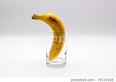香蕉汁圖片 玻璃杯裡有一根香蕉 香蕉汁圖片 玻璃杯裡有一根香蕉 76720188