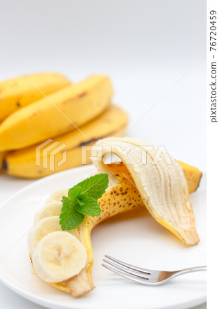 Bite-sized banana fruit cut banana with ripe sweet spot 76720459