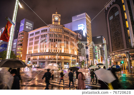 Tokyo cityscape in Japan under prevention of spread. Most consecutive after the release ... After 8 pm, the number of people continues to rise even if it rains = April 17, Ginza Tokyo cityscape in Japan under prevention of spread. Most consecutive after the release ... After 8 pm, the number of people continues to rise even if it rains = April 17, Ginza 76720628