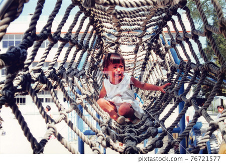 老電影照片女孩在公園裡玩玩具套裝 76721577