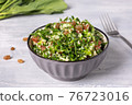 Salad with fresh spinach, tomatoes and quinoa. 76723016