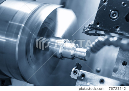 The  CNC lathe machine thread cutting. 76723242