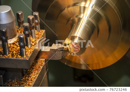The operation of lathe machine . 76723246