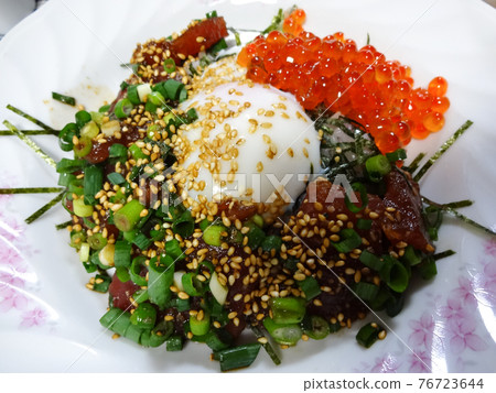Salmon roe and tuna bowl Salmon roe and tuna bowl 76723644