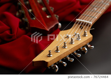 Electric and classical acoustic guitar heads 76724464