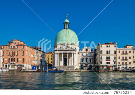 San Simeone Piccolo church on the Grand Canal in Venice, Italy San Simeone Piccolo church on the Grand Canal in Venice, Italy 76725224