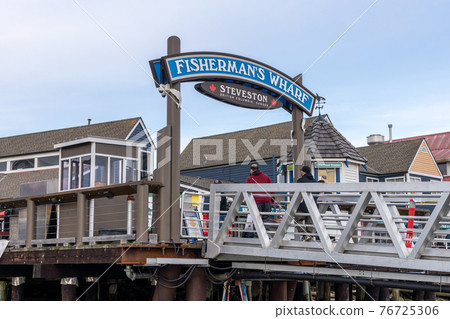 Steveston Harbour Fisherman's Wharf. People wearing face mask during covid-19 pandemic period. Richmond, BC, Canada. 76725306