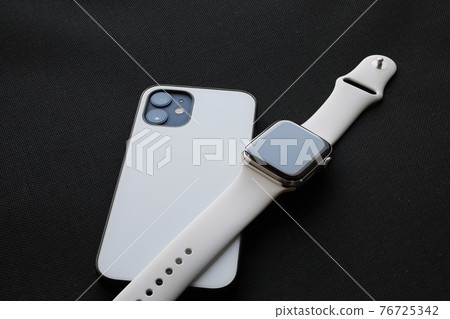 黑色背景中的白色智能手機和智能手錶 黑色背景中的白色智能手機和智能手錶 76725342