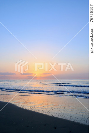 Sunrise on the Kujihama coast Mid-April Hitachi City, Ibaraki Prefecture Sunrise on the Kujihama coast Mid-April Hitachi City, Ibaraki Prefecture 76726197