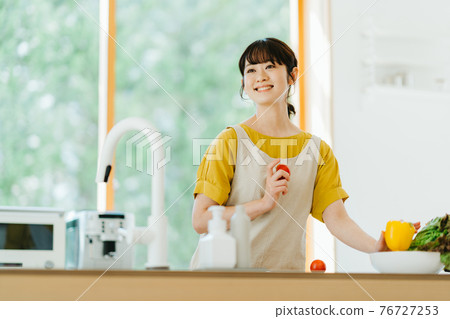 廚房的年輕女人 76727253