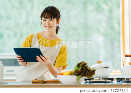 廚房的年輕女人 76727254