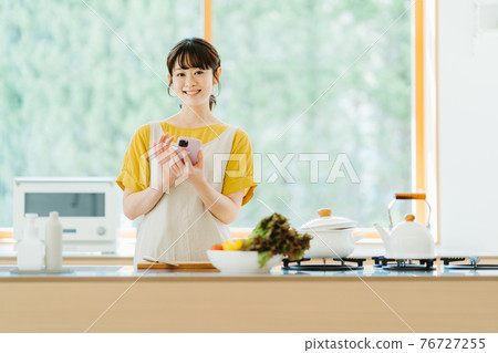 廚房的年輕女人 76727255