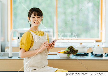 廚房的年輕女人 76727256
