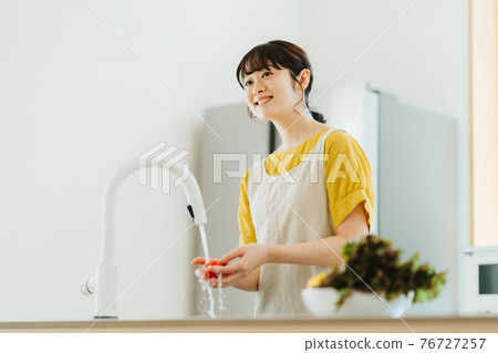 廚房的年輕女人 76727257