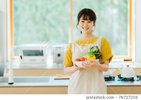 廚房的年輕女人 76727258