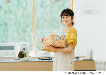 做家務的年輕女人 76727259