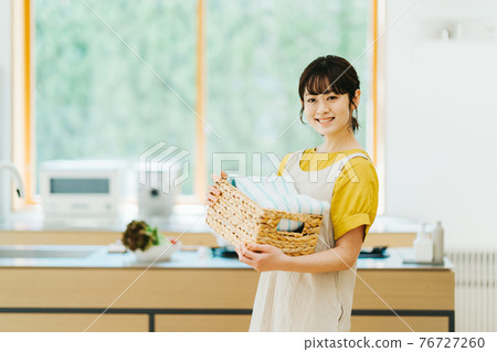 做家務的年輕女人 76727260