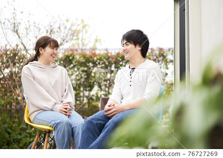 Asian couple chatting in the garden 76727269