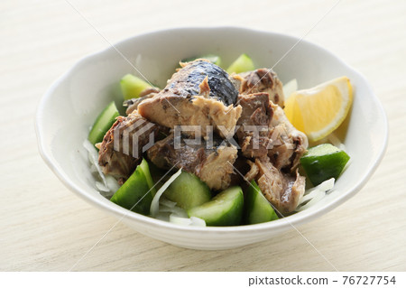 Boiled mackerel side dish salad (with cucumber, onion and lemon) 76727754