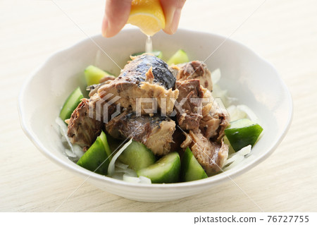 Boiled mackerel side dish salad (with cucumber, onion and lemon) 76727755