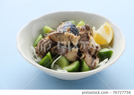 Boiled mackerel side dish salad (with cucumber, onion and lemon) 76727756