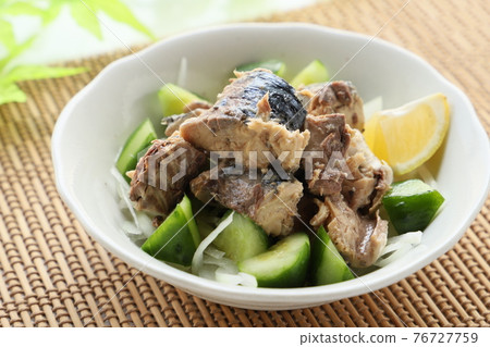 Boiled mackerel side dish salad (with cucumber, onion and lemon) 76727759