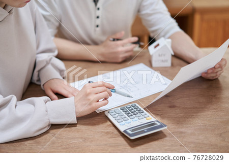 Asian couple thinking about buying a home 76728029