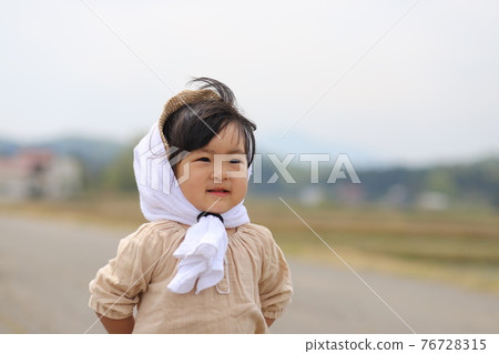 Children helping to plant rice 76728315