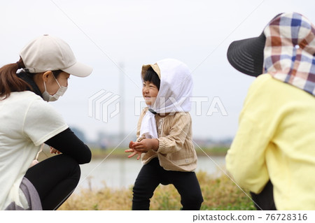 Children helping to plant rice 76728316