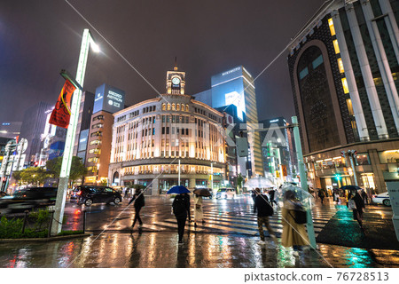 日本東京城市景觀在防止傳播下。發布後最連續......晚上8點之後，即使下雨，人數也繼續增加= 4月17日，銀座 76728513