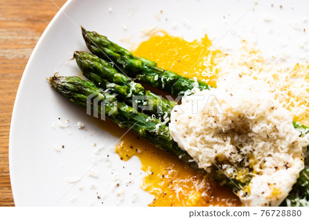 俾斯麥風格的綠蘆筍 俾斯麥風格的綠蘆筍 76728880