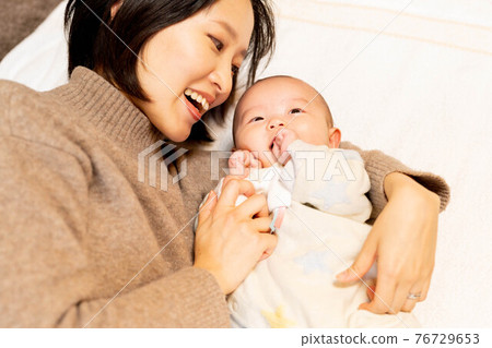 Parents and children relaxing at home 76729653