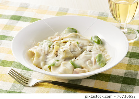 意大利面配蠶豆培根奶油醬 76730652