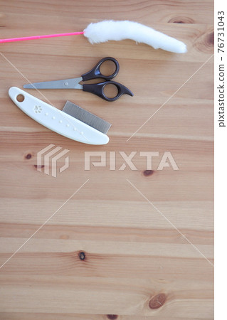 Goods needed to keep a cat 76731043