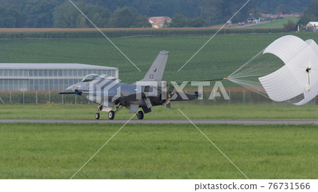 荷蘭皇家空軍 F-16AM 演示小組著陸 76731566