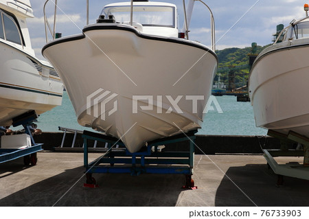 在小遊艇船塢小山的小巡洋艦 76733903