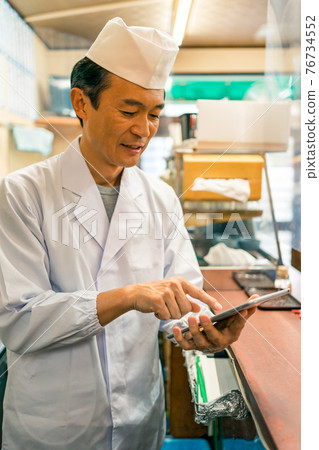 Utilization of tablets in private restaurants Utilization of tablets in private restaurants 76734552