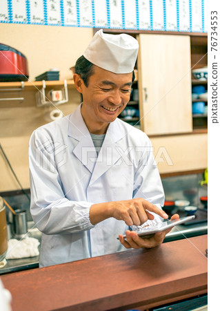 Utilization of tablets in private restaurants Utilization of tablets in private restaurants 76734553