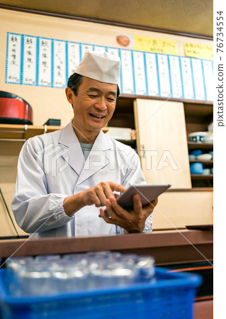 Utilization of tablets in private restaurants Utilization of tablets in private restaurants 76734554