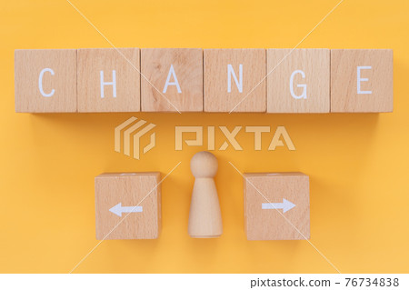 生活方式和生活的改變、改革、改進 | 標有“CHANGE”的積木和時鐘 76734838