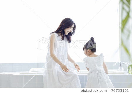 Smile parent and child 76735101