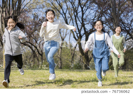 孩子們在田野裡盡情奔跑 76736062