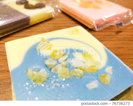 五顏六色的巧克力特寫 五顏六色的巧克力特寫 76736273