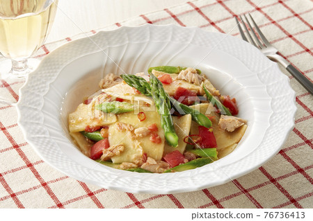 Stracci tuna and green asparagus fruit tomato peperoncino 76736413