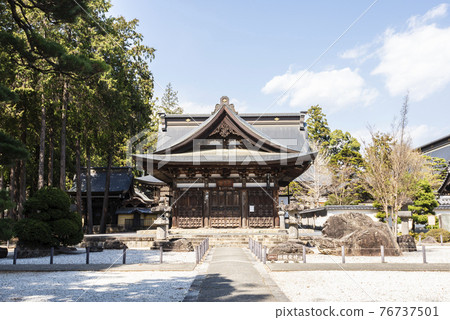 Erinji Temple in spring with cherry blossoms Erinji Temple in spring with cherry blossoms 76737501