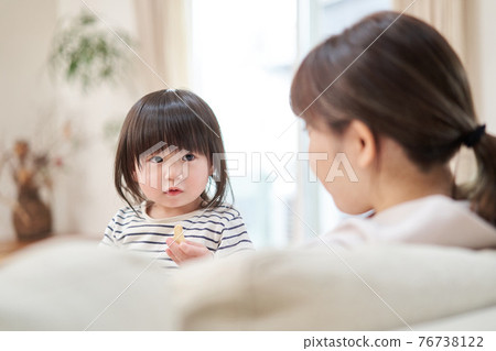 亞洲孩子和媽媽一起吃零食 76738122