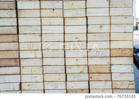 堆積的魚箱 76738183