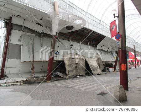 A supermarket in Kengun Shopping Street in Higashi-ku, Kumamoto City, which collapsed in the 2016 Kumamoto Earthquake 76740886