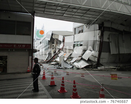 A supermarket in Kengun Shopping Street in Higashi-ku, Kumamoto City, which collapsed in the 2016 Kumamoto Earthquake 76740887