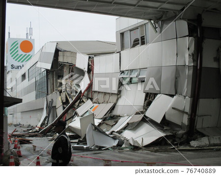 A supermarket in Kengun Shopping Street in Higashi-ku, Kumamoto City, which collapsed in the 2016 Kumamoto Earthquake A supermarket in Kengun Shopping Street in Higashi-ku, Kumamoto City, which collapsed in the 2016 Kumamoto Earthquake 76740889